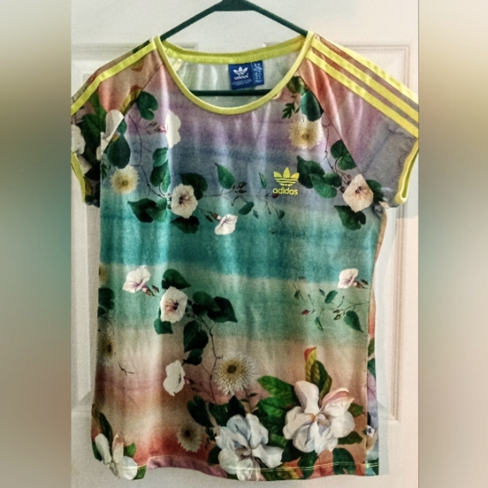 HTF Size Medium Women's Adidas floral active wear t-shirt. EUC just gorgeous.